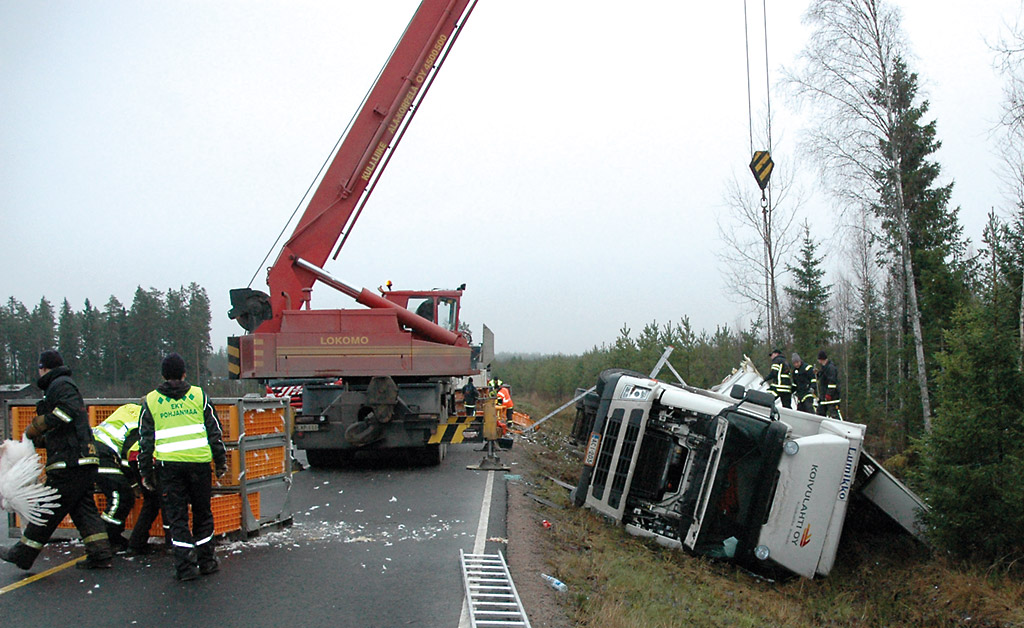 Kalkkunoita kuljettanut teurasauto kaatui ojaan Satakunnassa 2011. Kymmenisen palomiestä sai kampylobakteerin.