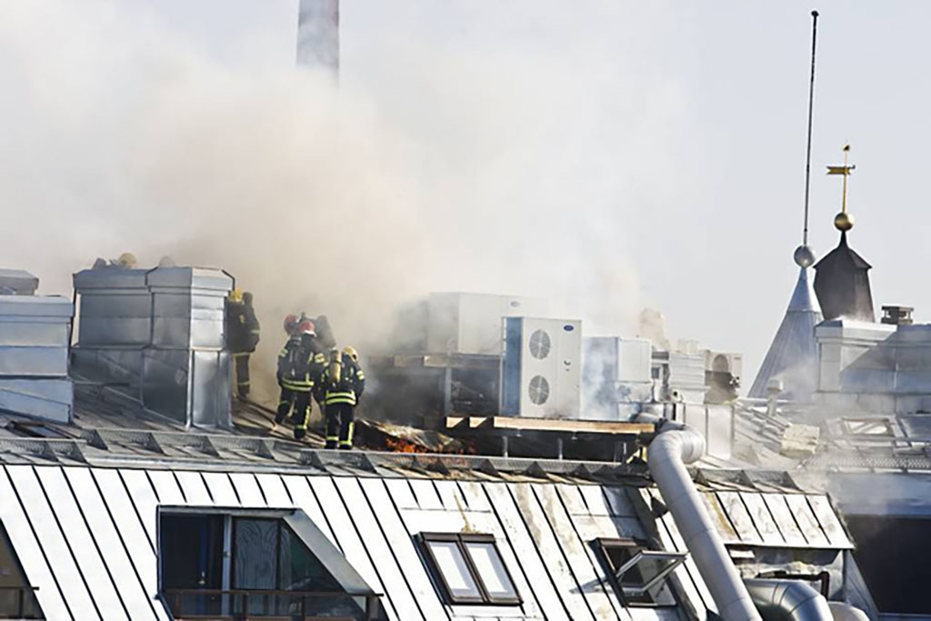 Palomiehet käyttävät komposiittipulloja savusukelluksessa. McDonalds-ravintola paloi Tampereen keskustassa 2010.