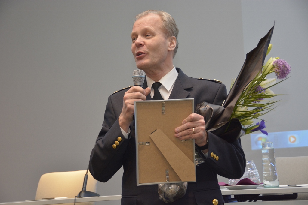Pelastusjohtaja Pekka  Vänskä sai Turvallinen Suomi -tunnustuksen Suomen Palomiesliiton seminaarissa.