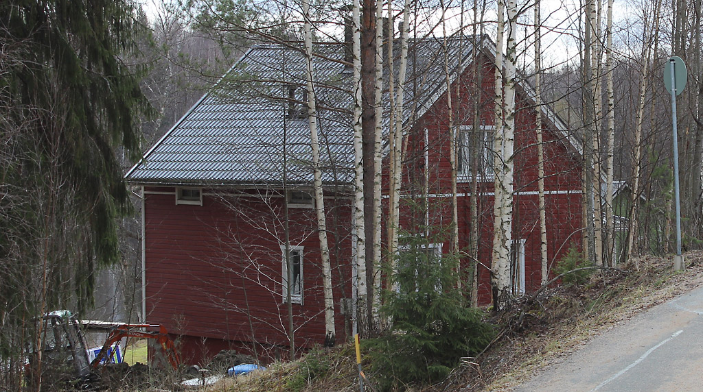 Talon perustukset antoivat periksi ja kuvassa vasemmalla näkyy kaivinkone, jolla perustuksia pannaan kuntoon.