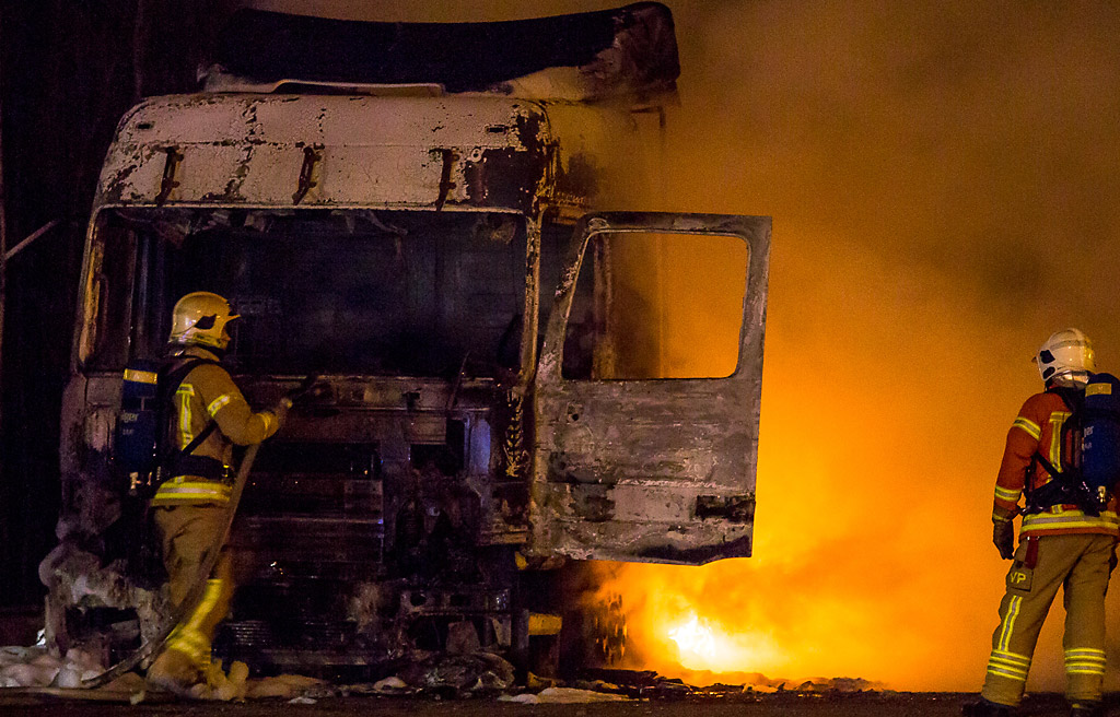 Palomiehet sammuttivat Haminan satamassa tuleen syttynyttä rekka-autoa.