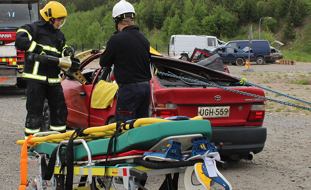 Akkukäyttöisten pelastusvälineiden käytöstä on Jyväskylässä noin neljän vuoden kokemus. Tässä harjoitellaan nopea irrotus -menetelmää Seppälän paloasemalla Jyväskylässä.