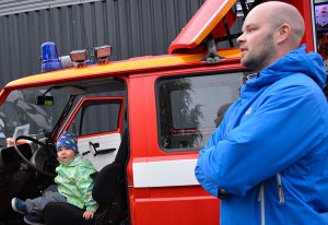 Erno Lemivaara tuli palokuntatoiminnasta kiinnostuneiden lastensa kanssa Pirkkalan paloasemalle. Mahdollisesti voisi isäkin innostua VPK-toiminnasta. Veikko Lemivaara, 2,5 vuotta pääsi kokeilemaan istumista Junnu-paloauton ratin takana.