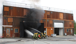 Simulaattorissa voidaan harjoitella esimerkiksi teollisuushallien tai kauppakeskusten tulipalojen sammuttamista.