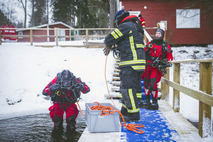Hämeenlinnan keskuspaloaseman kakkosvuoro harjoitteli sukeltamista Aulangonjärvellä.