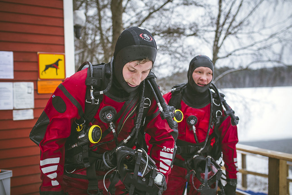 Kaj Kuusisto ja Toni Manni kävivät Pelastusopiston sukelluskurssin laitoksellaan ensimmäisten joukossa.
