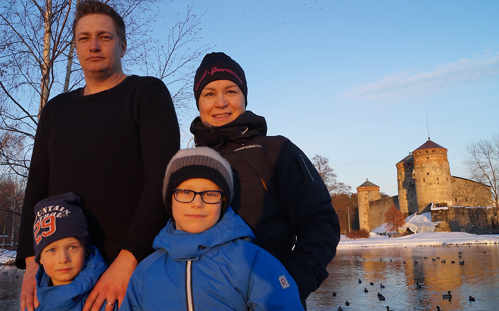 Pälvi ja Tero Muhonen sekä pojat Veikka ja Ilmari pääsevät privaattikierrokselle Olavinlinnaan pelastettuaan linnan suurpalolta.