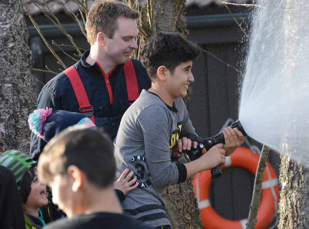 Nuoriso-osaston johtaja Markus Uotinen veti tottuneesti vedenruiskutushetkeä. Siitä ovat lapset aina kaikkialla innostuneita.