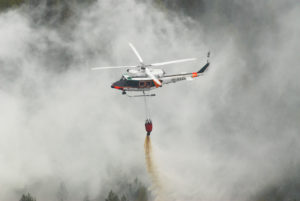 Rajavartiolaitos antaa pelastustoimelle virka-apua suurten metsäpalojen sammuttamisessa. 