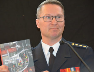 Palokunnan päällikkö Marko Palokangas julkisti 100-vuotishistoriikin, jonka nimikin kertoo olennaisen vapaaehtoisen palokuntatoiminnan ytimestä.