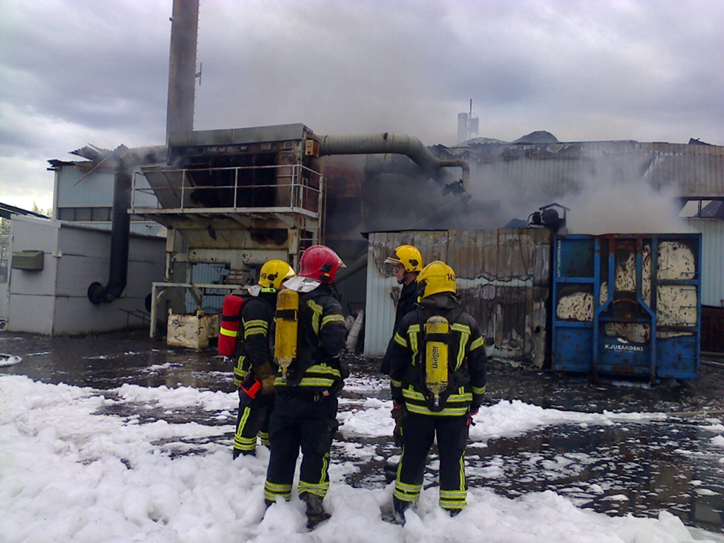Satakunnan pelastuslaitoksen yksiköt sammuttivat teollisuuspaloa Porin Mäntyluodossa toukokuussa 2016. 