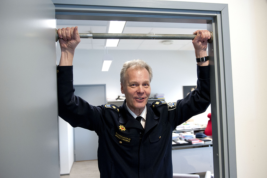 Pelastusjohtaja Pekka Vänskä työhuoneensa leuanvetotangolla.