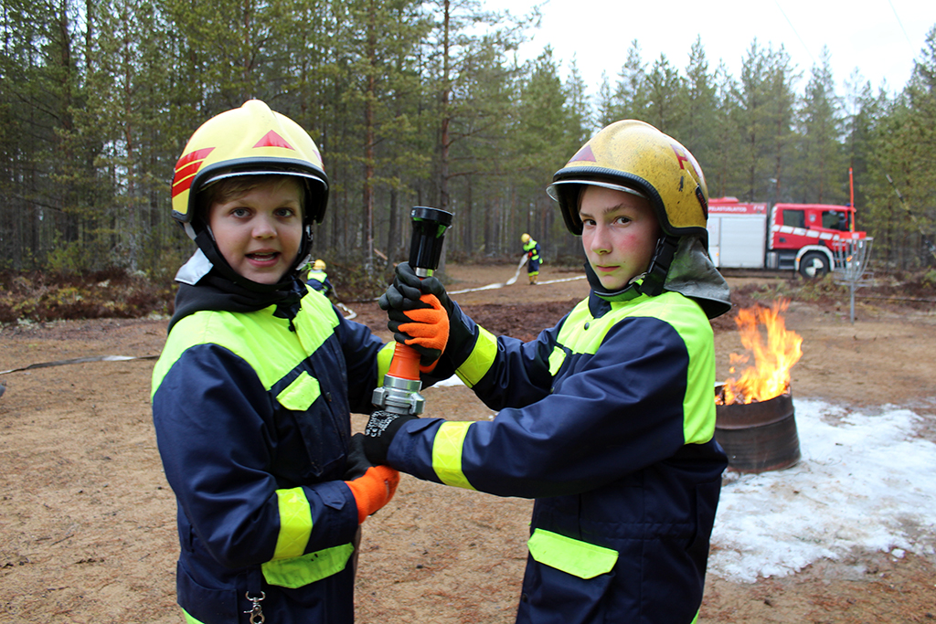 Alex Hautasuo (vas.) ja Valtteri Hämäläinen pääsevät kokeilemaan oikeita palomiehen hommia.