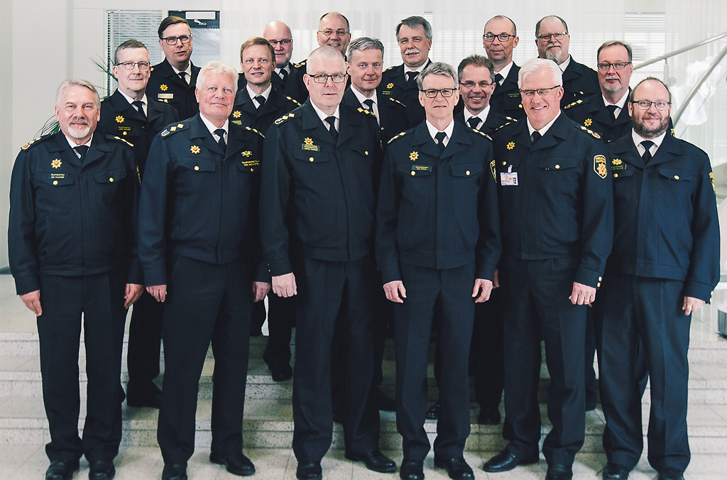 Osa pelastusjohtajista kuvattuna pari vuotta sitten. Kasvot ryhmäkuvassa alkavat pikku hiljaa vaihtua. (Kuva: Teemu Heikkilä).
