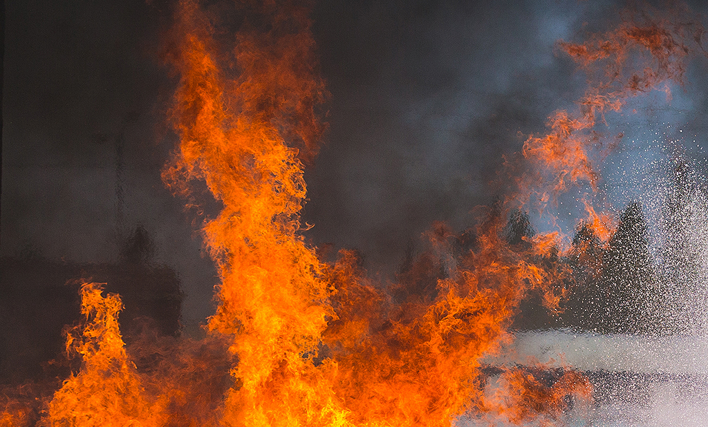 Epäillyt tahalliset tai tuottamukselliset tulipalot jää pelastusviranomaiselta usein ilmoittamatta poliisille. (Kuvituskuva)