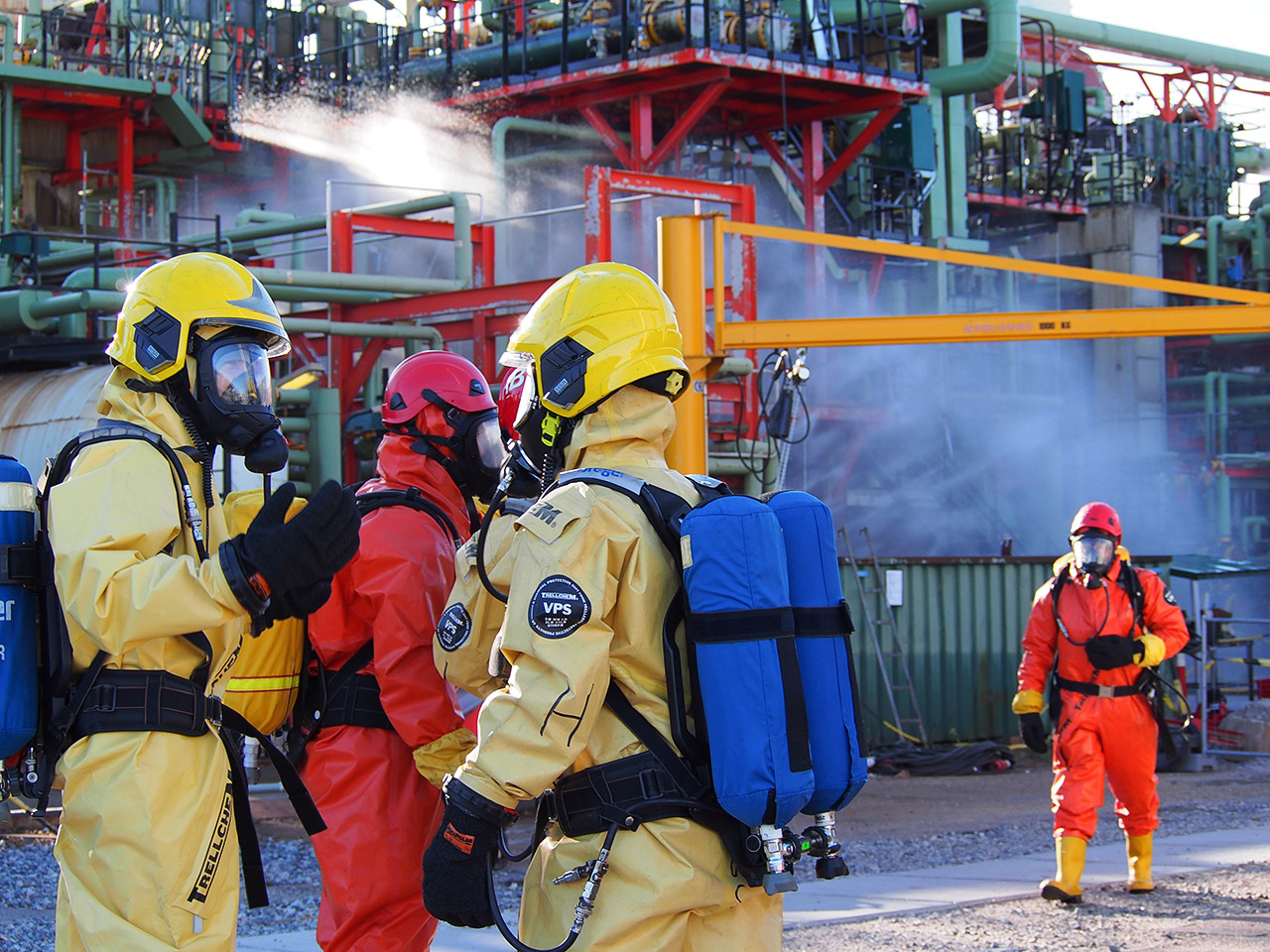 Vaaratilanteita varten Kilpilahden teollisuusalueella on kattava hälytysjärjestelmä ja pelastuslaitoksen käyttämät väestöhälyttimet tehdasalueen ulkopuolella.