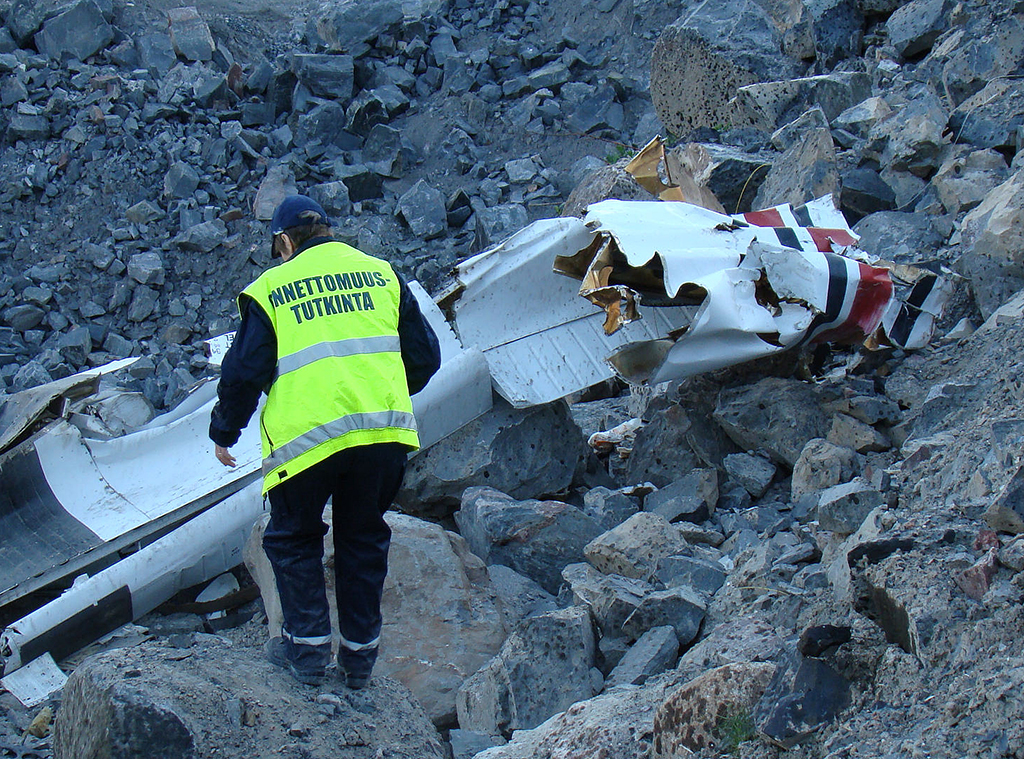 Onnettomuustutkintakeskus tutkii vakavat onnettomuudet Suomessa. Kuvassa lento-onnettomuustutkinta Kalajoella vuonna 2009.