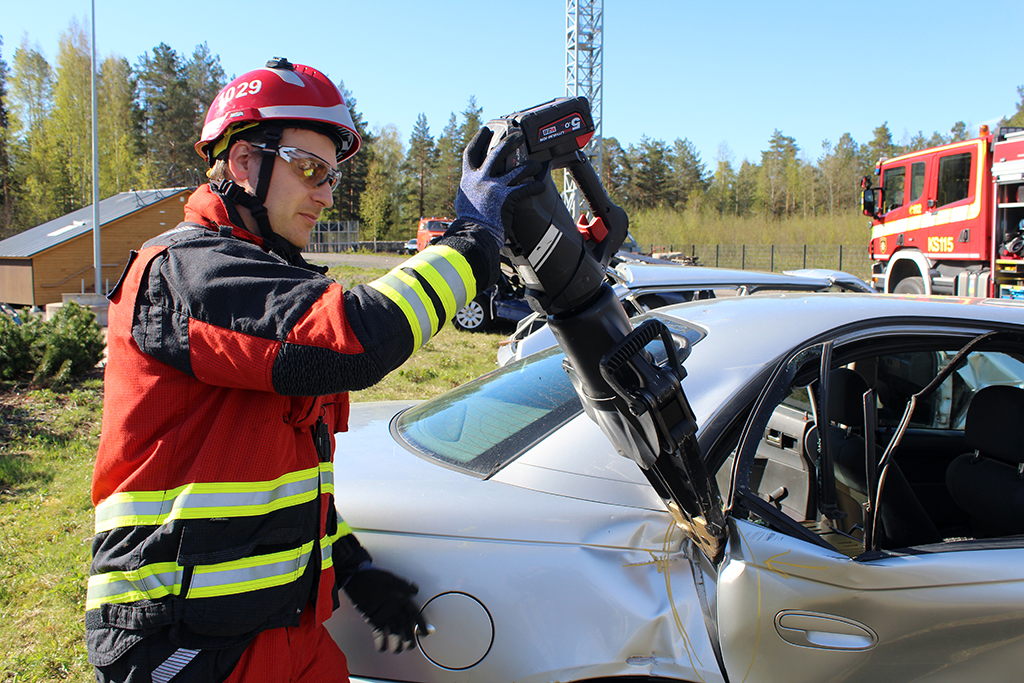 ”Akkukäyttöisten pelastusvälineiden käyttöönotettavuus on ykkösasia hydraulisiin välineisiin verrattuna. Akkuvälineet saa selvitettyä helpommin ilman letkuja tilannepaikalle ja pelastustyöt päästään aloittamaan nopeammin”, Samu Kemppi perustelee.