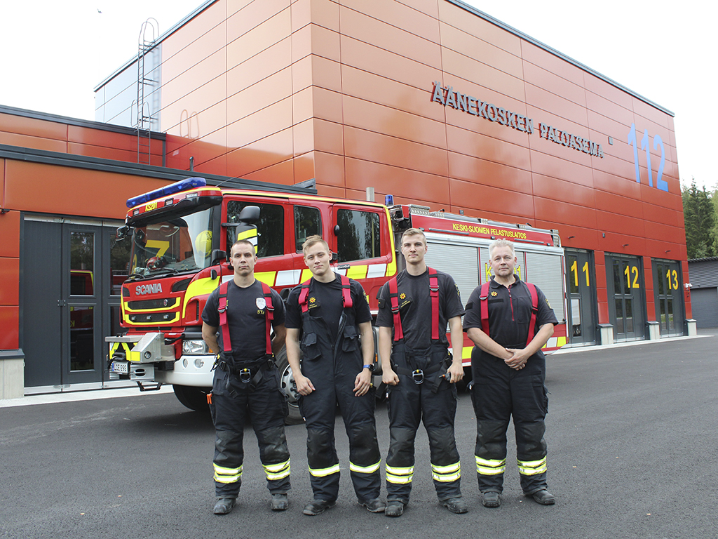 Äänekosken kolmosvuoro odottaa siirtymistä uudelle paloasemalle. Kuvassa vasemmalta alkaen Sakari Tarvainen, Elmo Salonen, Mikko Matilainen ja Janne Mäkinen.
