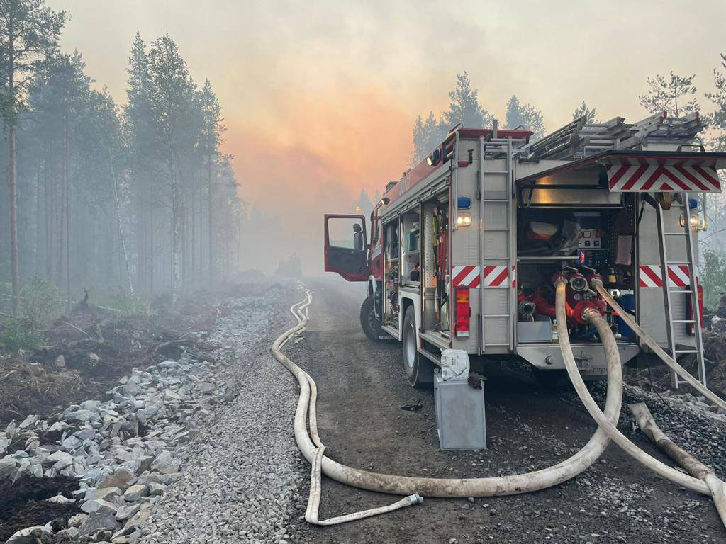 Jokilaaksojen pelastuslaitos on saanut mittavasti apua liki 300 hehtaarin metsäpalon taltuttamiseen. 
