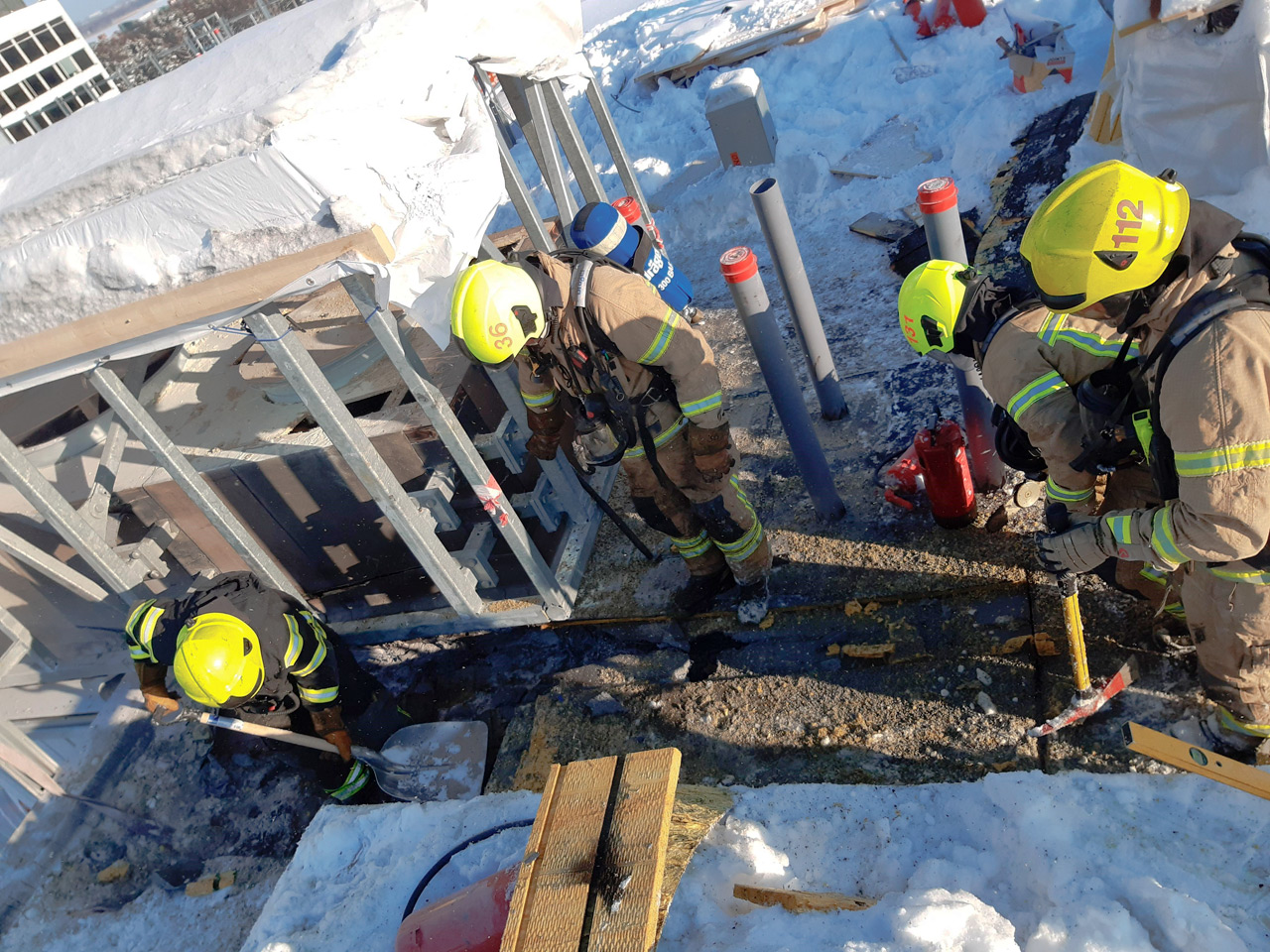 Länsi-Uudenmaan ja Helsingin pelastuslaitosten yksiköitä hälytettiin Espoon Tapiolassa syttyneen tulipalon sammutustöihin viime vuoden helmikuussa. Palo sai alkunsa katolla tehdyistä tulitöistä. Tapauksesta kerrottiin Pelastustiedon 2/2021 tulityösivuilla.