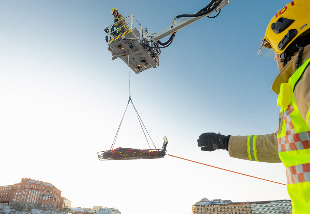 Helsingin pelastuslaitoksen palomies-ensihoitajat harjoittelemassa potilaan siirtoa