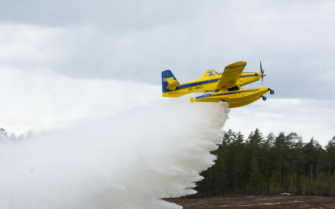 AT-802F FireBossin säiliöön mahtuu 3000 litraa vettä. Ruotsilla on neljä Saabin operoimaa sammutuslentokonetta. Sammutuskapasiteetti on jopa 50000 litraa tunnissa.