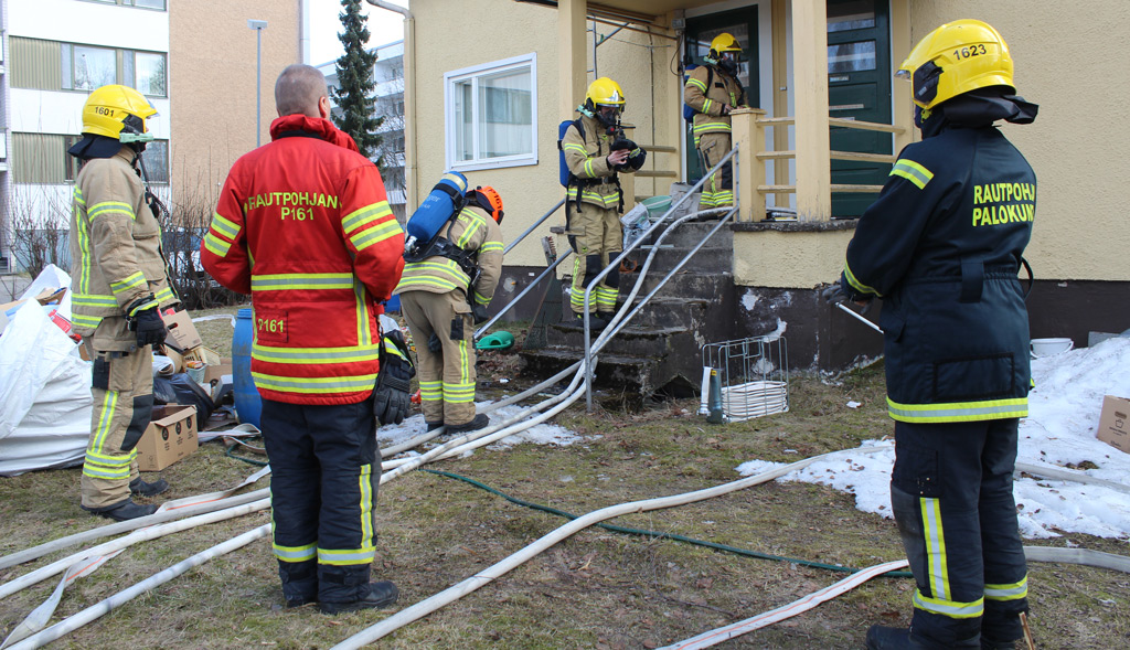 Rautpohjan VPK harjoitteli savusukellusta purkutalossa Jyväskylässä.