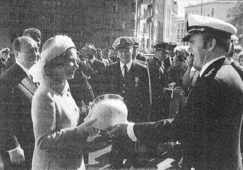 Rainer Alho ojensi kuningattarelle muistoksi valkoisen kypärän.