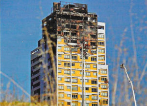 Kuvassa Espanjasta näkyy korkea kerrostalo, jossa on ollut tulipalo ylimmissä kerroksissa.