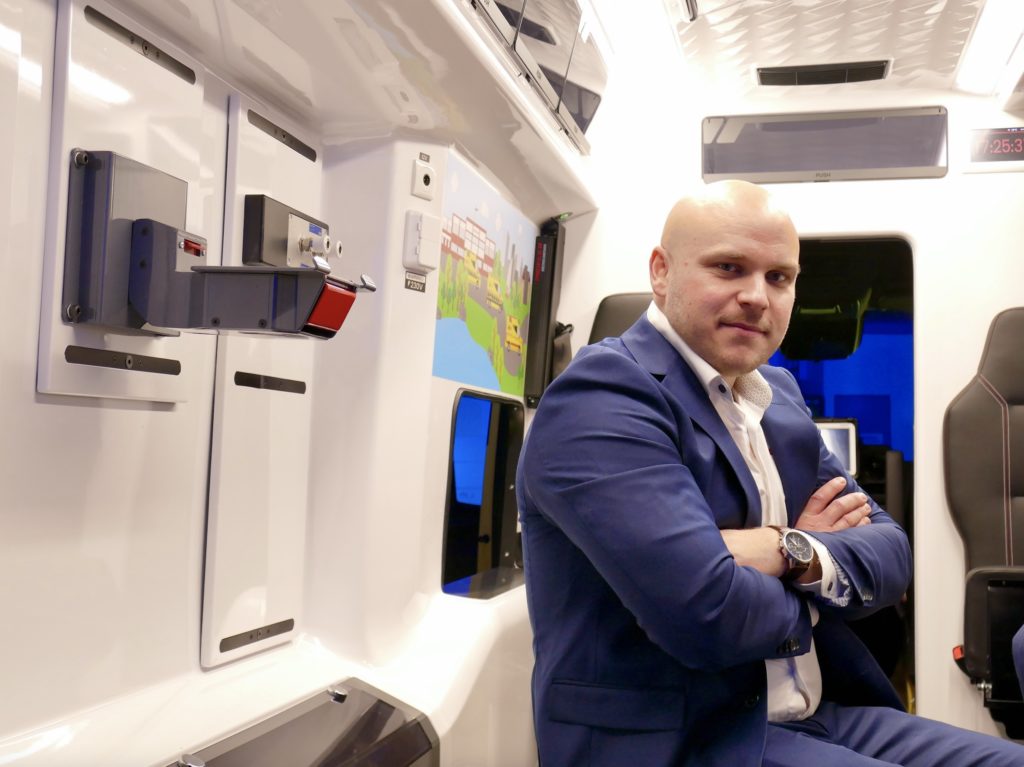 Eino Laukkanen on ylpeä johtamansa työryhmän aikaansaannoksesta, Savior-ambulanssista. 