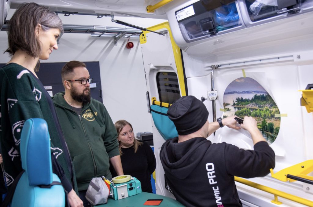 Kanta-Hämeen pelastuslaitoksen ambulanssien hoitotiloihin teipataan taidetta. Tarrakuvat on teetetty Hämeenlinnan taidemuseon teoksista.