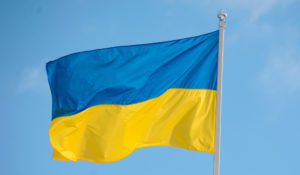Kuvassa liehuu Ukrainan lippu Haagan pelastusaseman pihalla Helsingissä.