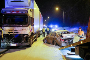 Kuvassa lumisella tiellä kolarin jälkitilanne, jossa yhtä vaurioitunutta autoa siirretään pois. Kuva: Kari Voutilainen, Soisalon Seutu.