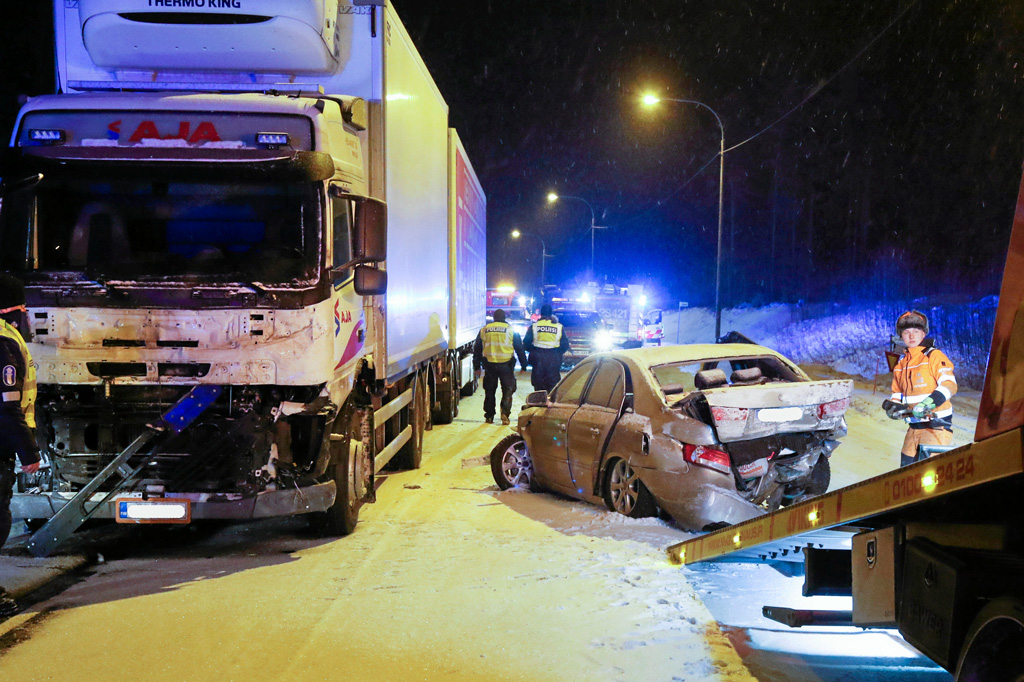 Onnettomuudessa oli osallisena kaksi raskasta ajoneuvoa, jotka molemmat törmäsivät samaan henkilöautoon. Kuva: Kari Voutilainen, Soisalon Seutu.