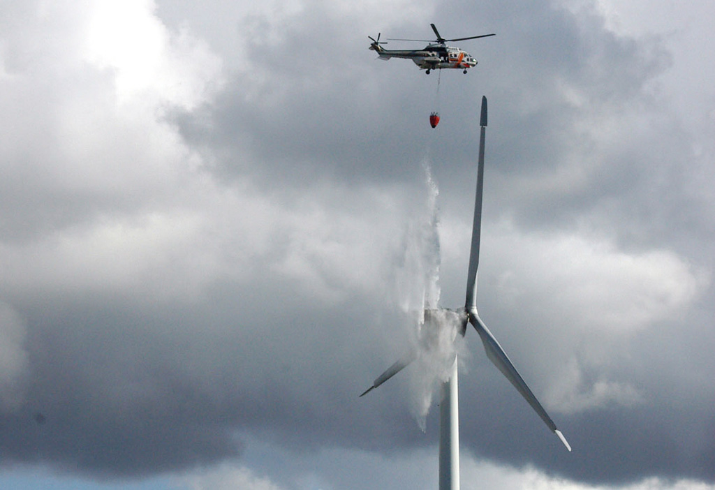Hollannin pelastusopisto IFV on Hollannin tuulivoimayhdistyksen ja pelastuslaitosten kanssa laatinut ohjekortin pelastustoiminnasta tuulivoimaloissa. Arkistokuva: IF.