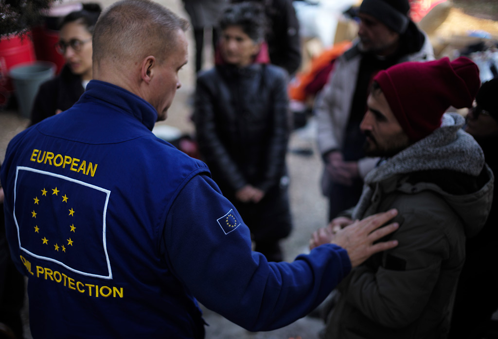Pekka Tiainen osallistui tämän vuoden helmikuussa Turkin maanjäristyksen pelastustehtäviin. Auttaja kohtaa avun tarvitsijan Kahramanmarasissa.