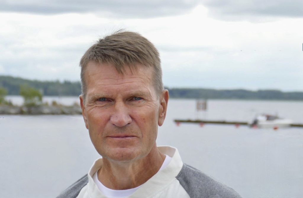Erkka Westerlund saavutti arvokisamitaleja Suomen jääkiekkomaajoukkueen päävalmentajana. Huippu-urheilu-uransa jälkeen hän on luennoinut oivalluksistaan ja kouluttanut työyhteisöjä.