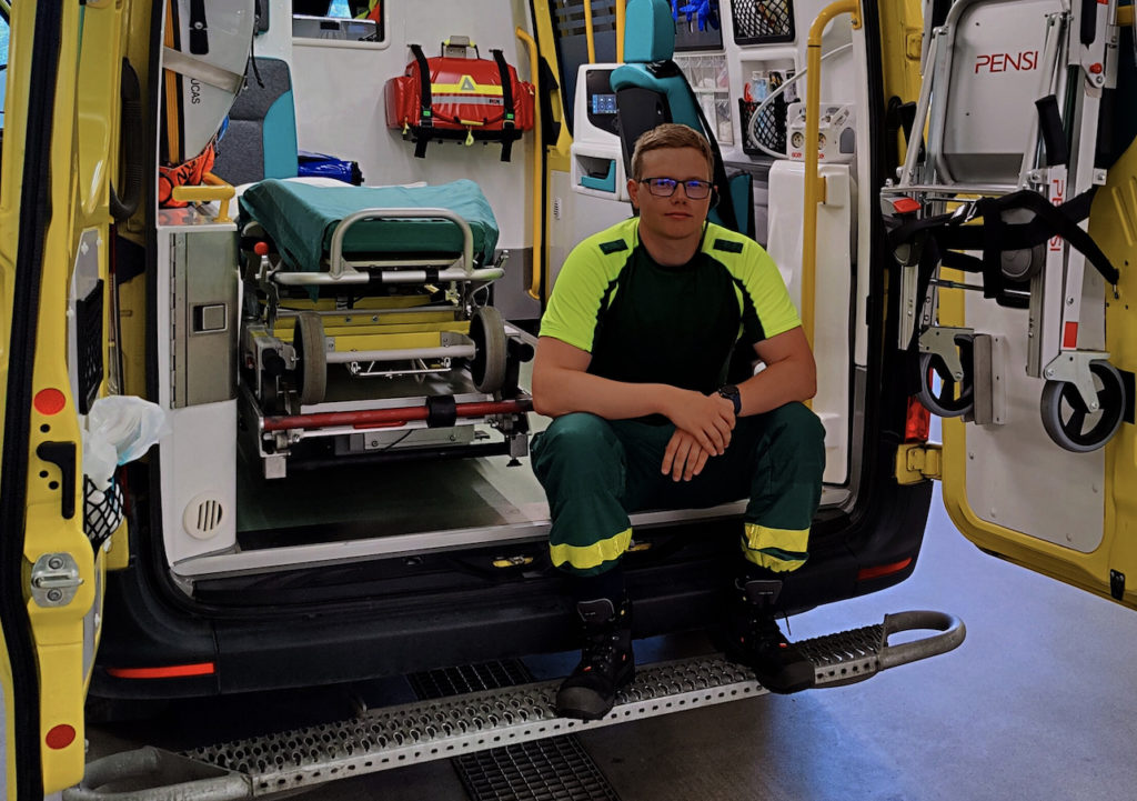 Ensihoitajaopiskelija Aku-Valter Rantala otti ensimmäiset ambulanssiaskeleensa Alavudella.