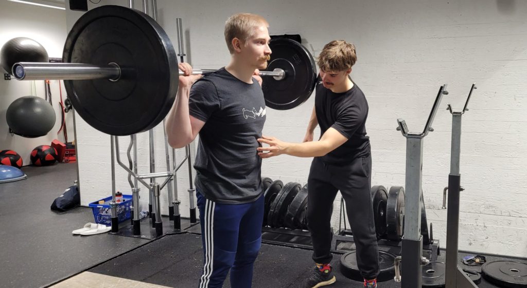 Fysioterapeuttiopiskelijat Juuso-Ville Rautiainen ja Eetu Meriläinen ohjasivat ensihoitajaopiskelijoille ammattiin liittyviä lihaskuntoharjoittelun tekniikoita.