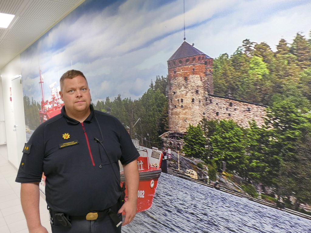 Savonlinnan uuden paloaseman seinille tuovat eloa isot valokuvateokset. Palomestari Mikko Hakkarainen kertoo, että Savonlinnan alueella on paljon vettä, mikä aiheuttaa pelastushenkilöstölle paljon venetehtäviä.