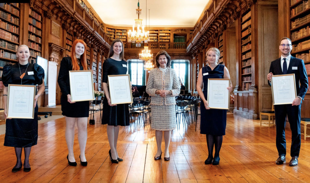 Inka Häkkinen (vasemmalla) palkittiin Queen Silvia Nursing Award -palkinnolla vuonna 2022. Systolen 