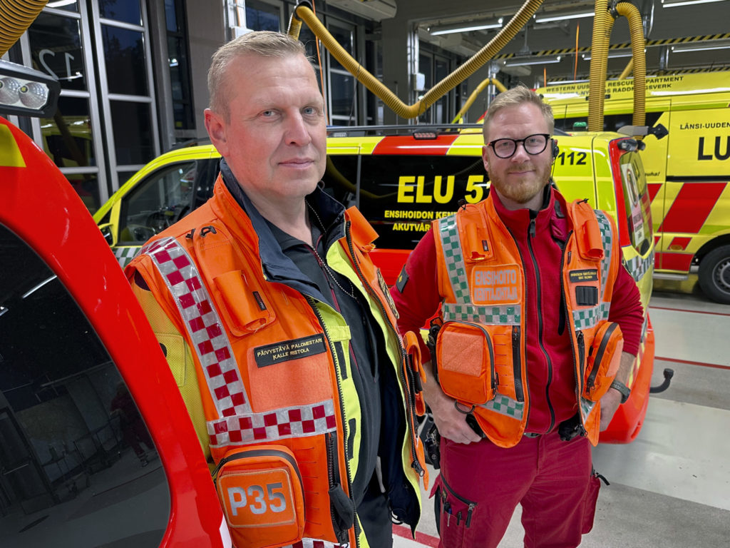 Palomestari Kalle Ristola ja ensihoidon kenttäjohtaja Eero Salonen johtivat onnettomuustilanteen hoitoa siltaonnettomuuspaikalla.