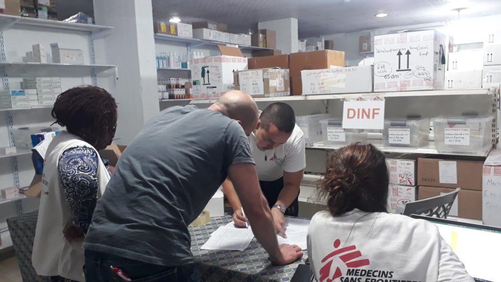 Lääkärit Ilman Rajoja -järjestön henkilökunta valmistelemassa lääkkeiden lahjoitusta Gazassa 8. lokakuuta.