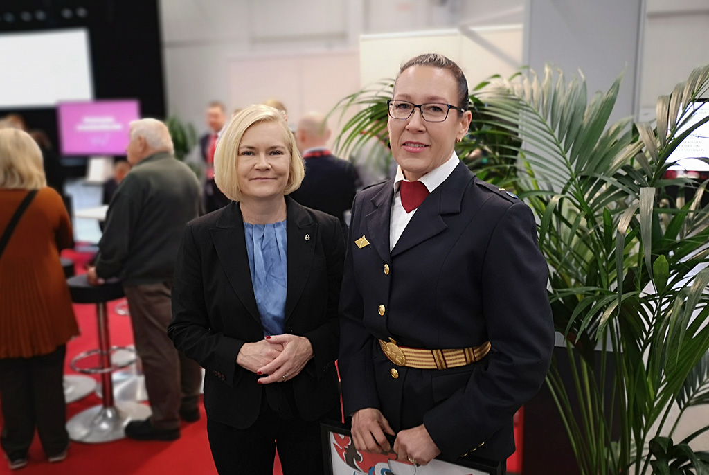 Sisäministeri Mari Rantanen palkitsi entisen työtoverinsa, Vuoden Palomies 2023 Sari Rautialan Turvallisuus 2023 -messuilla. Hetki oli ikimuistoinen.