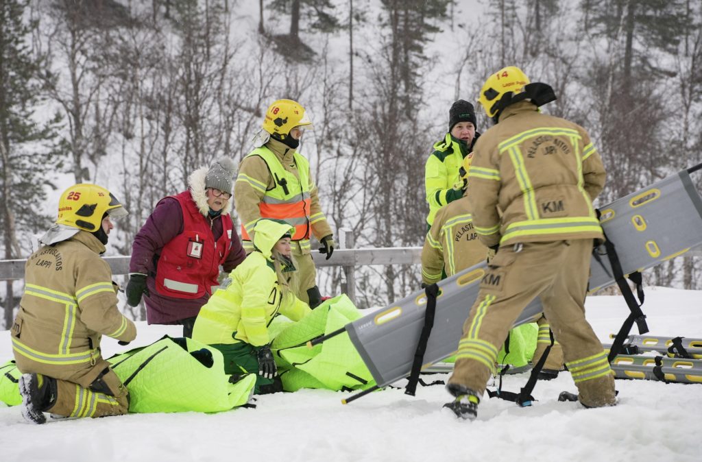Saariselän Pelastuspalveluseminaarissa harjoiteltiin talvisissa olosuhteissa. Paikalla oli auttajia laaja organisaatioiden kattaus.