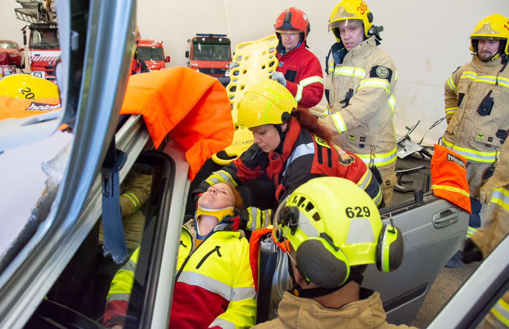 Road Rescue 2023 -koulutuksessa kolmella rastilla käsiteltiin potilaan siirtoa onnettomuusajoneuvosta. Koulutuksessa olivat mukana myös ensihoidon opiskelijat WinNova-oppilaitoksesta Porista.