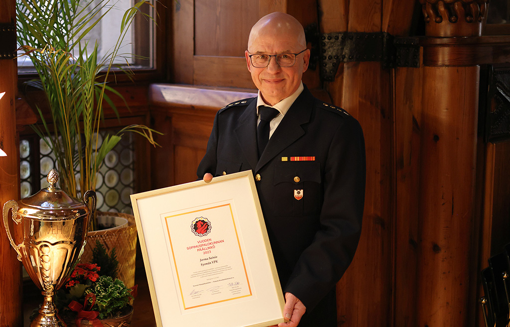 Jorma Sainiolle annettiin tunnustus 12.12. järjestetyssä Palopäällystöliiton jouluseminaarissa.