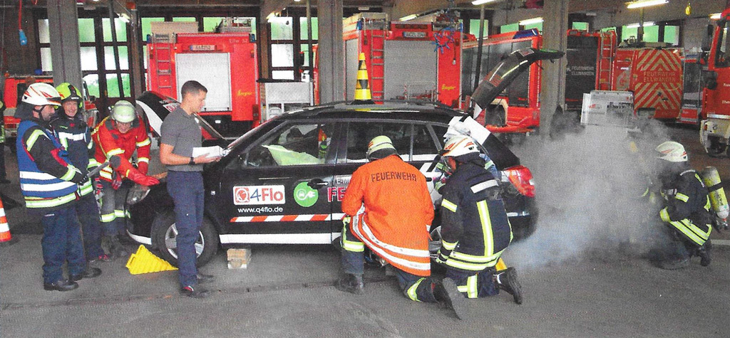 Simulaattorilla palokuntalaiset voivat turvallisesti harjoitella toimintaa sähköauto-onnettomuudessa. Kuvakaappaus: Feuerwehr-Magazin 12/2022.