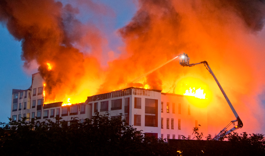 Jyväskylän senioritalon lupavaiheen suunnittelussa tulipalon kannalta keskeiset paloturvallisuusratkaisut olivat kunnossa. Toteutuneesta rakennuksesta kuitenkin puuttuivat julkisivun seinäontelon katkaisut ja myös materiaalien palosuojaus oli tekemättä. Laaja Hälytysilmoitus-juttu julkaistiin Pelastustiedossa 9–10/2020.
